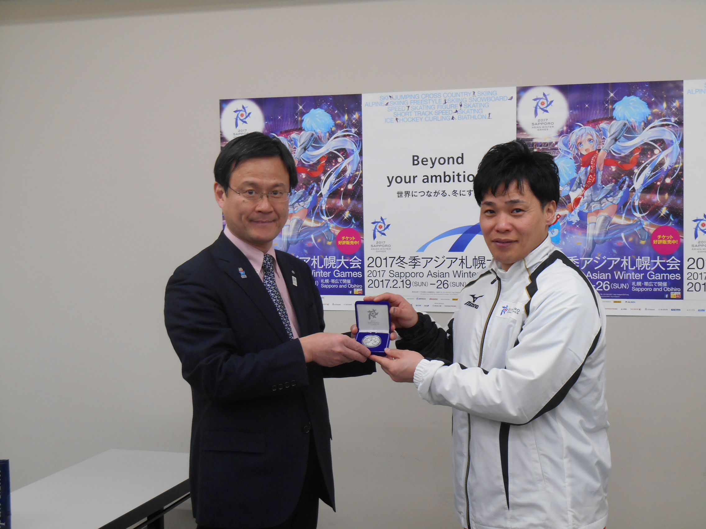 造幣局 : 第８回アジア冬季競技大会記念千円銀貨幣プルーフ貨幣セットを贈呈（2017年3月13日）
