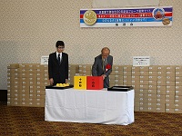 心のふるさと貨幣セット「いい日旅立ち」の抽選会の写真