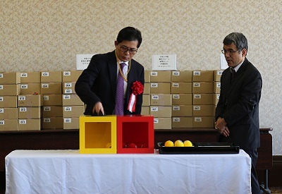 ジャパン貨幣セットの抽選会の写真