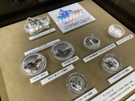 (写真)カナダ造幣局が製造した収集用貨幣の展示ケースの写真