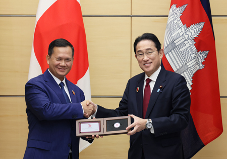 （写真）岸田内閣総理大臣からフン・マネット・カンボジア首相への贈呈風景
