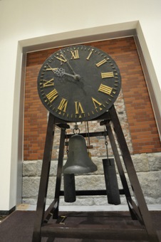 (写真)明治９年（１８７６年）につくられた大時計（おおどけい）